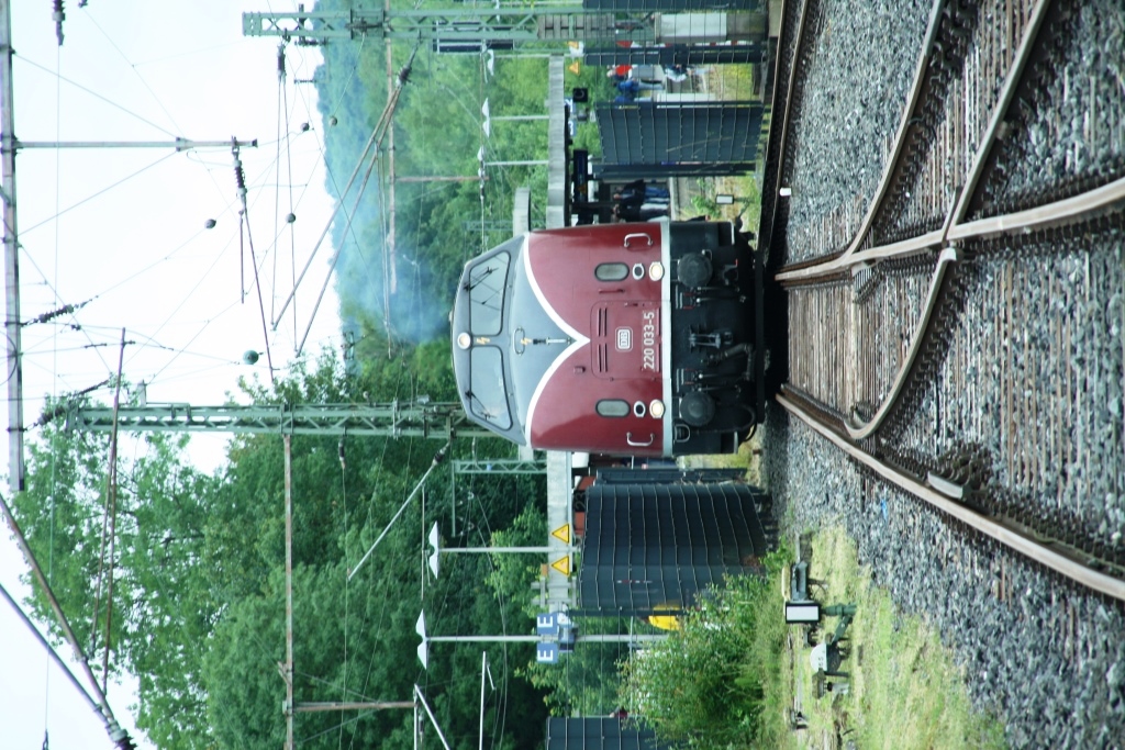 230701 175 Altenbeken Bw MEH 220 033 5 bei Einfahrt